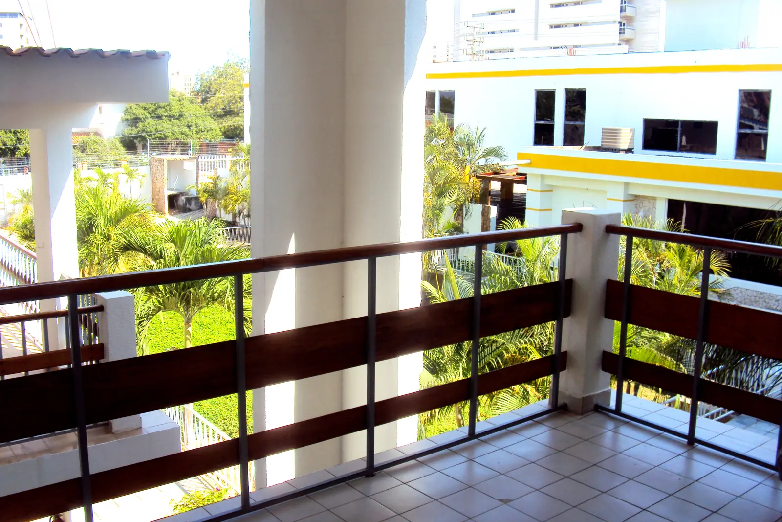 Balcón del segundo piso sobre el jardín