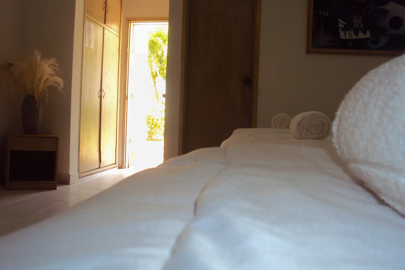 Cama con toallas y luz de la mañana