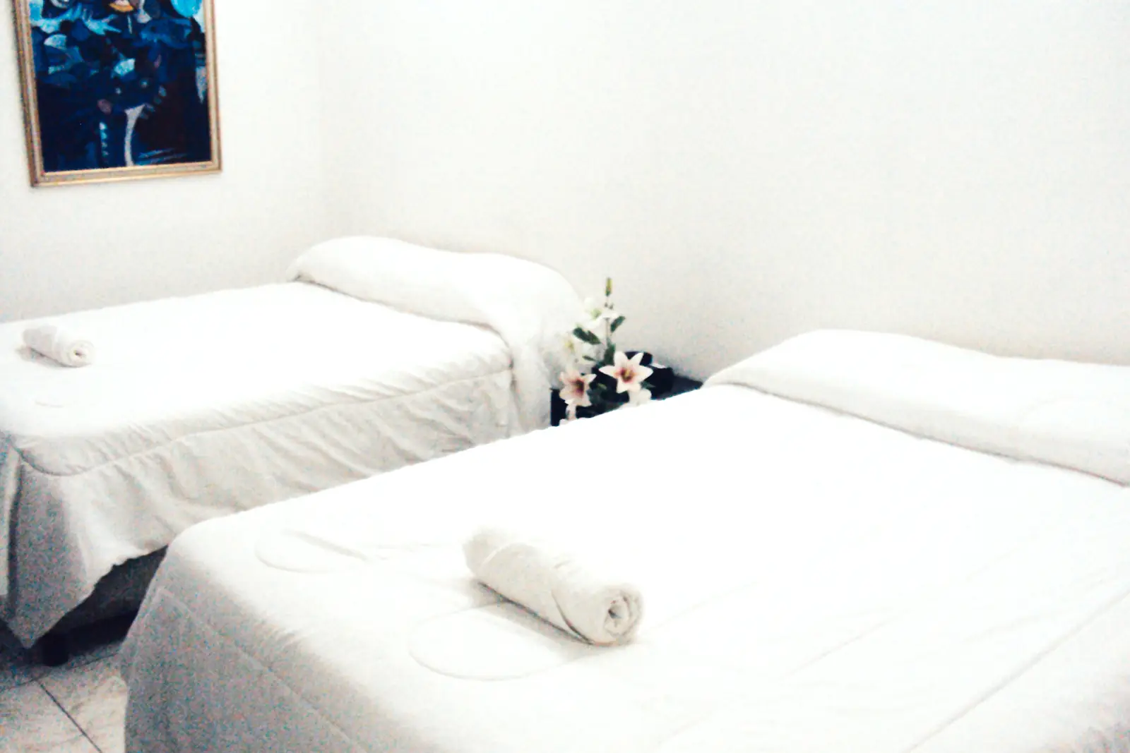 Habitación con cama matrimonial y cama individual