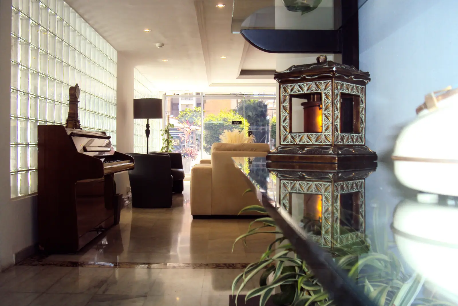 Lobby con piano y farol de hierro