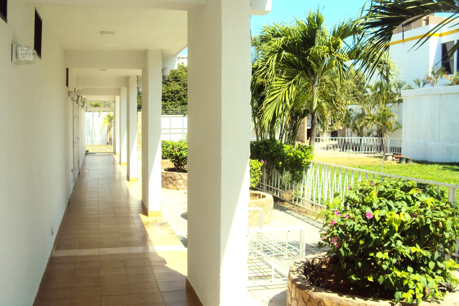 Pasillo exterior junto al jardín