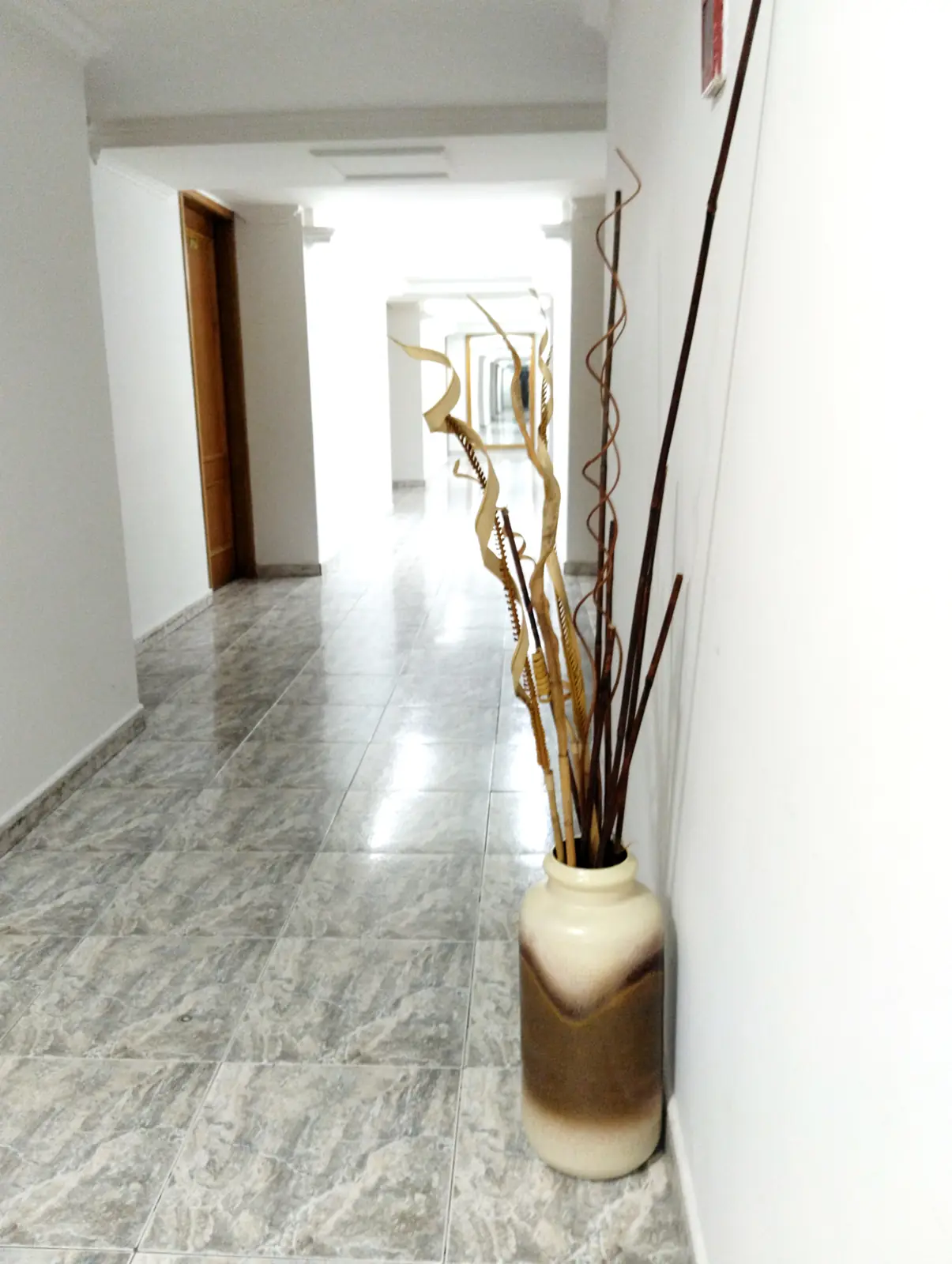 Pasillo interior con piso de mármol