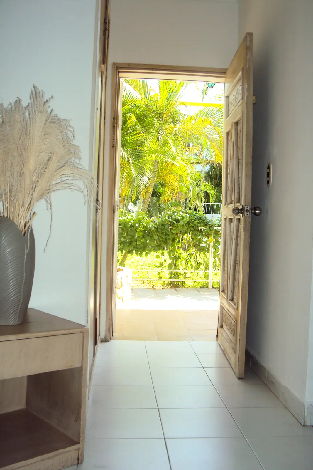 Puerta de habitación abierta hacia el jardín